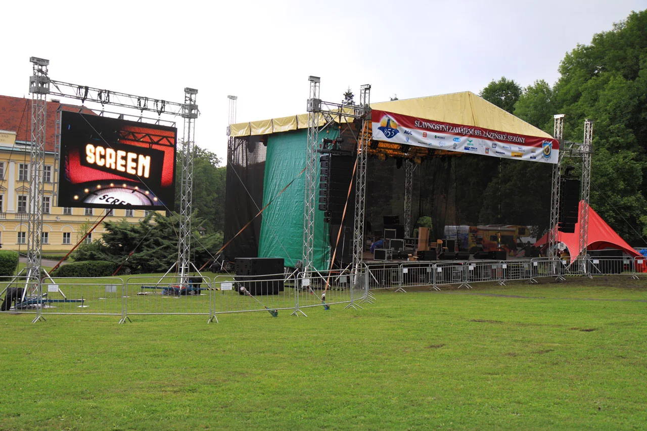 Scène de concert en plein air préparée avant un événement